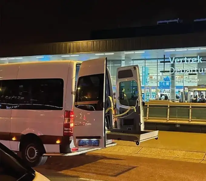 Rolstoelbus bij Schiphol voor reizigers uit Uithoorn